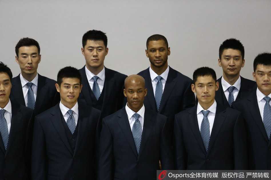 京城男模队集结!镜头定格北京首钢冠军的骄傲与温情 身姿挺拔的方硕身着笔挺黑西装,双手自然垂放,面对镜头露出略显青涩却自信的微笑,活脱脱一位从画报中走出的时尚男模。