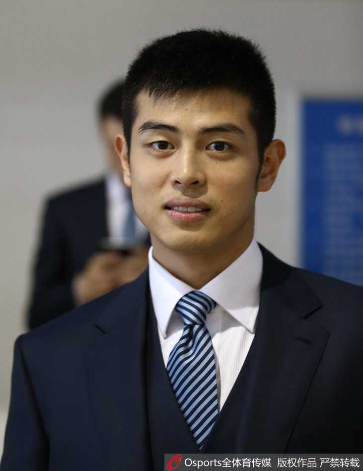 京城男模队集结!镜头定格北京首钢冠军的骄傲与温情 闵鹿蕾指导端坐在化妆镜前,任由造型师为他整理发型,虽然表情有点无奈,但眼神中却透着笑意,展现出铁帅难得的柔和一面。