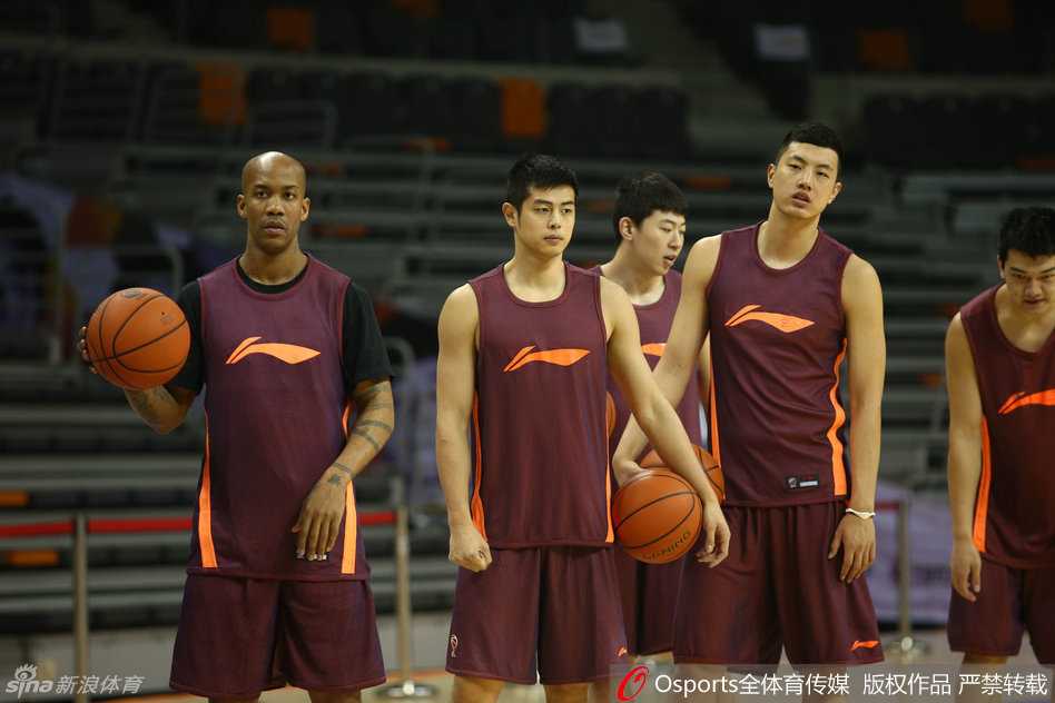 方硕眼神笃定，在三分线外一次次跃起投篮，篮球在空中划出完美弧线，精准穿网而过，训练馆里回荡着清脆的刷网声。