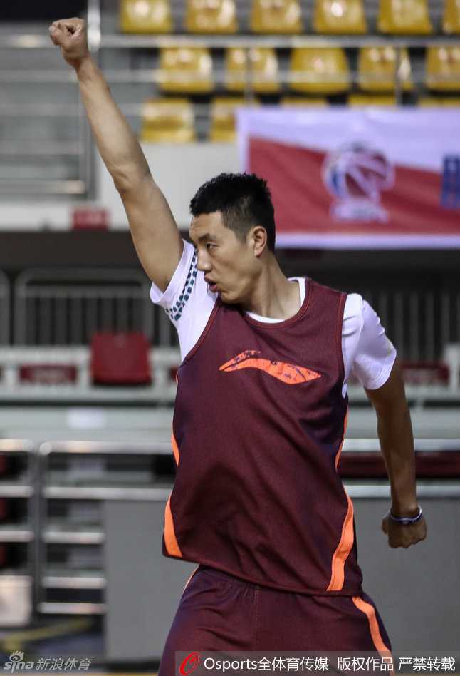 翟晓川展示运球技巧，动作虽不花哨但充满力量感，脸上带着顽皮的笑意