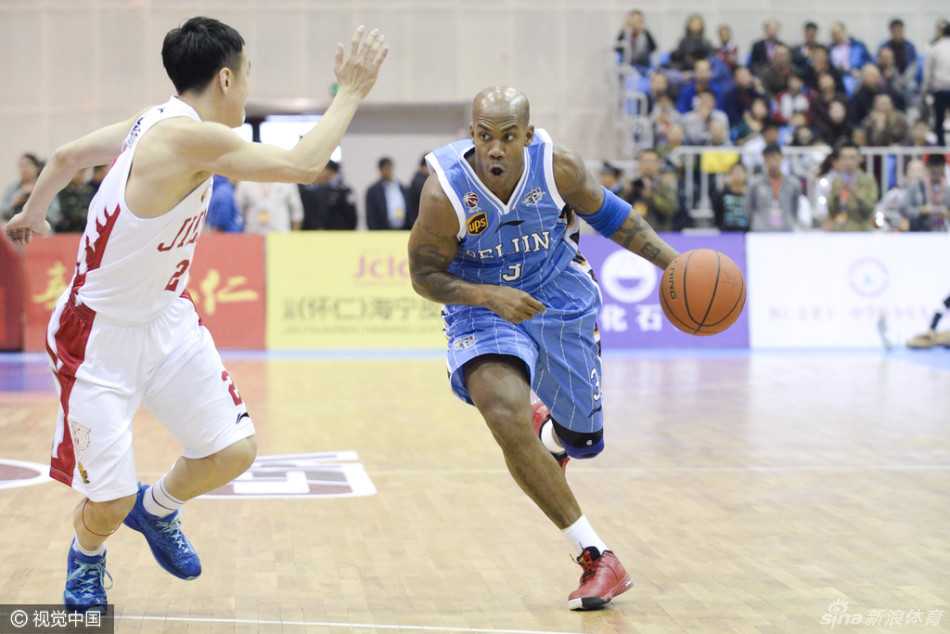 篮坛传奇马布里如利刃般撕开吉林防线，强势突破上篮