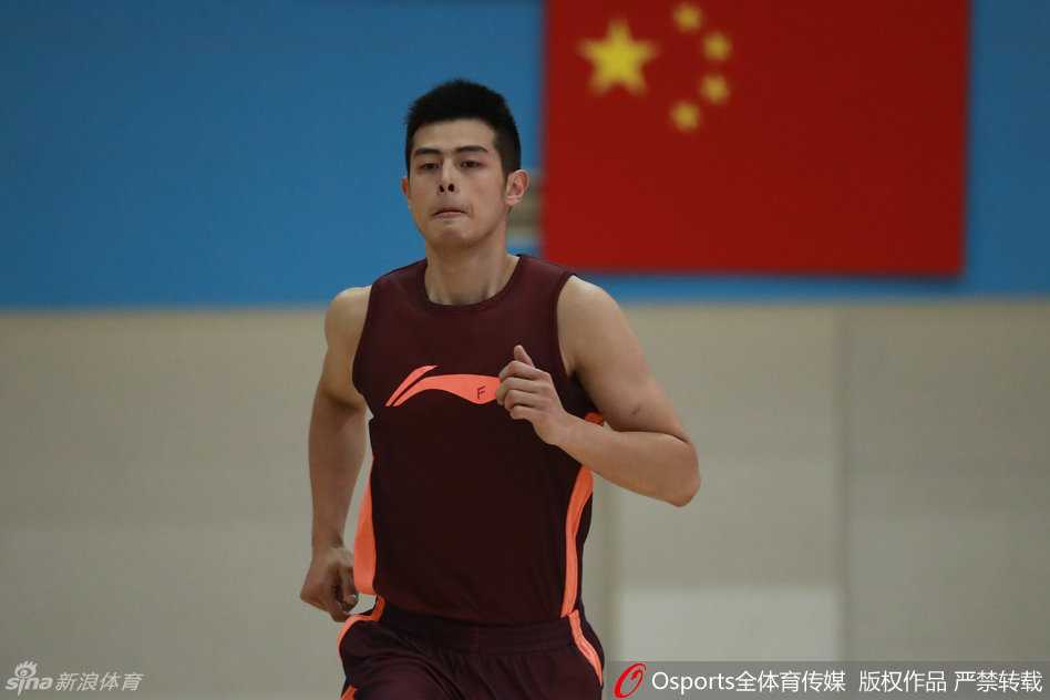 京城男篮集结号:马布里掌舵,众将齐心冲刺新纪元 后场双枪方硕与翟晓川并肩而立,在三分线外一次次出手,篮球在空中划过一道道完美的弧线,精准命中篮心。