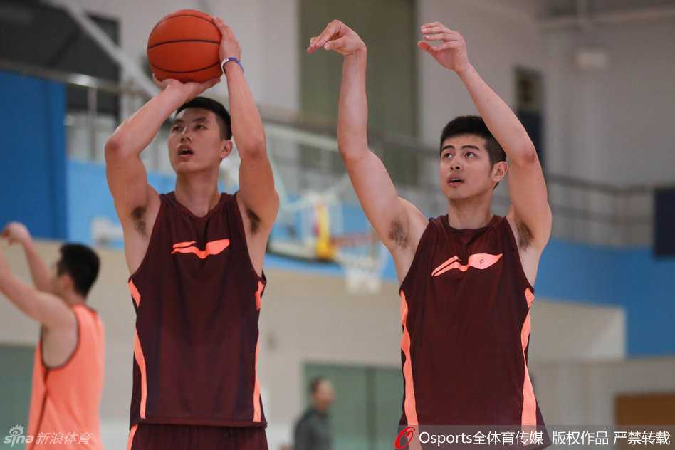 京城男篮集结号:马布里掌舵,众将齐心冲刺新纪元 新援段江鹏脸上洋溢着灿烂的笑容,这位射手已完美融入新集体,正享受着与队友们并肩作战的每一刻。