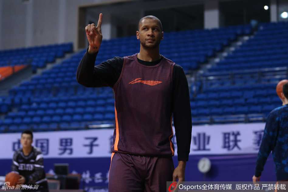 “孙大圣”孙悦在训练中跳起投篮，身形舒展，仿佛随时准备在比赛中送给对手一记遮天大帽。