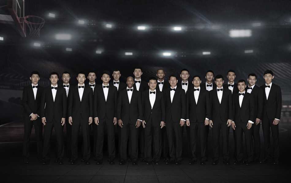 京城硬汉的西装革履 首钢男篮赛季前定格俊酷瞬间 北京首钢众将帅齐聚镜头前,深色正装勾勒出硬汉轮廓,眼神坚毅望向新赛季的荣耀战场。