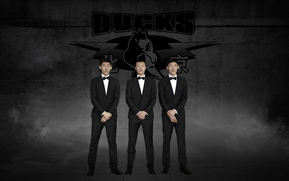 京城硬汉的西装革履 首钢男篮赛季前定格俊酷瞬间 孙悦潇洒伫立,修长身姿将正装穿出T台模特的即视感,静候属于圣保罗的篮球篇章。