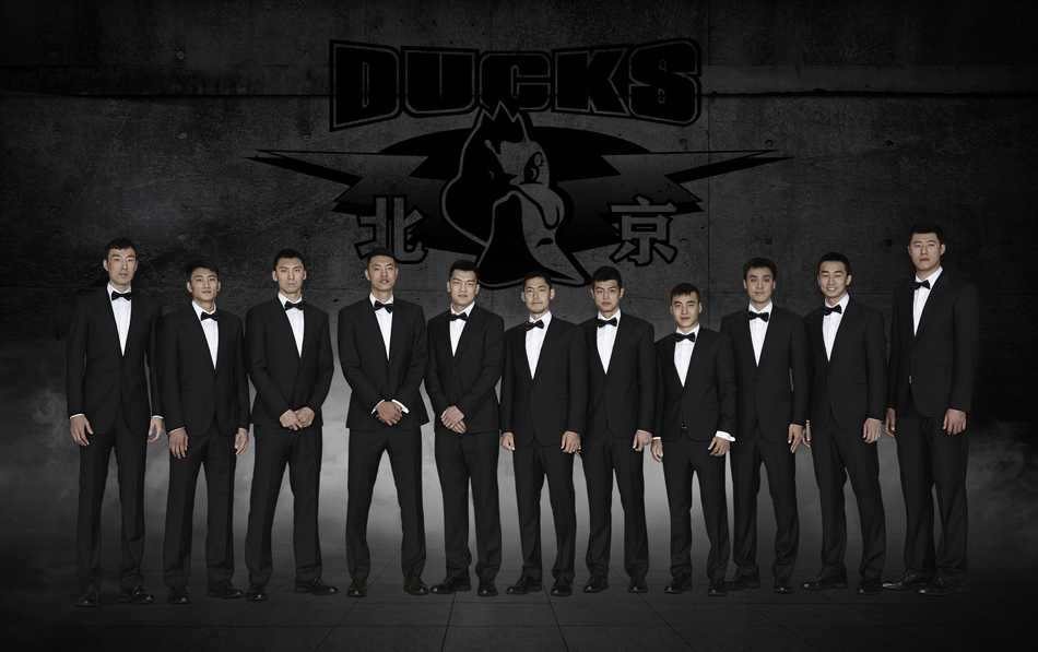 京城硬汉的西装革履 首钢男篮赛季前定格俊酷瞬间 斯蒂芬·马布里身披定制西装,领袖气质尽显无遗,仿佛在静默中酝酿着末节之王的热血传奇。