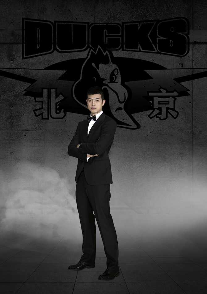 京城硬汉的西装革履 首钢男篮赛季前定格俊酷瞬间 吉喆与队友并排而立,温暖笑容透过镜头传递,将赛场上的铁血与场下的温情完美融合。