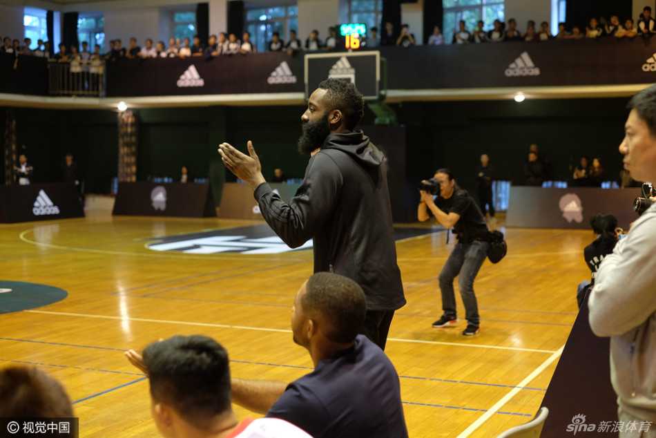 历史的瞬间被镜头捕捉，哈登微笑着主动伸出手，与王治郅完成了一次响亮的击掌。这一掌，击碎的是语言的隔阂，传递的是篮球世界的薪火相传与英雄相敬。