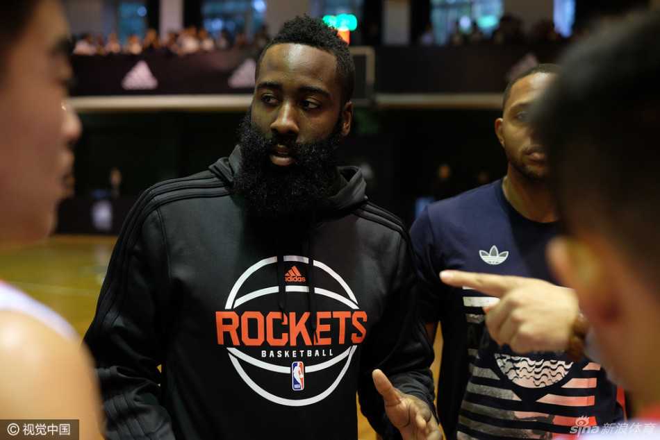 哈登弯下腰，全神贯注地纠正着小球员的运球手型，他那认真的模样仿佛在打磨一件艺术品，而小球员眼中闪烁的光芒，正是对篮球未来最美好的憧憬。