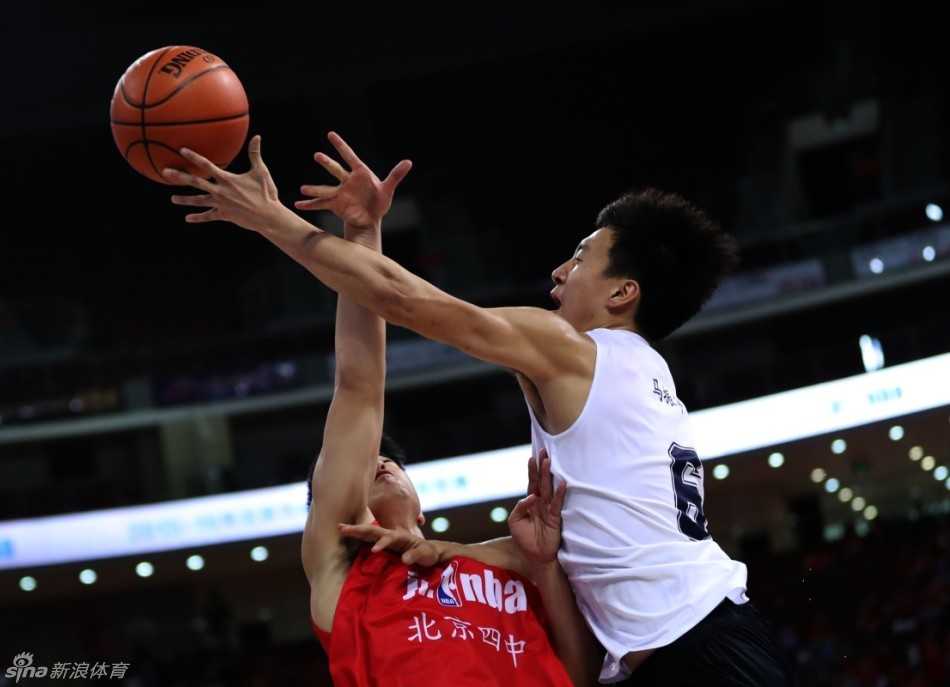 京城篮坛巅峰战:清华附中内线发威,力克北京四中加冕冠军 决战之前,清华附中的更衣室内弥漫着专注的气息,主教练张涛大手一挥,为即将登场的弟子们做最后的心理按摩与战术部署,小伙子们围成一圈,眼神中燃烧着对胜利的渴望。