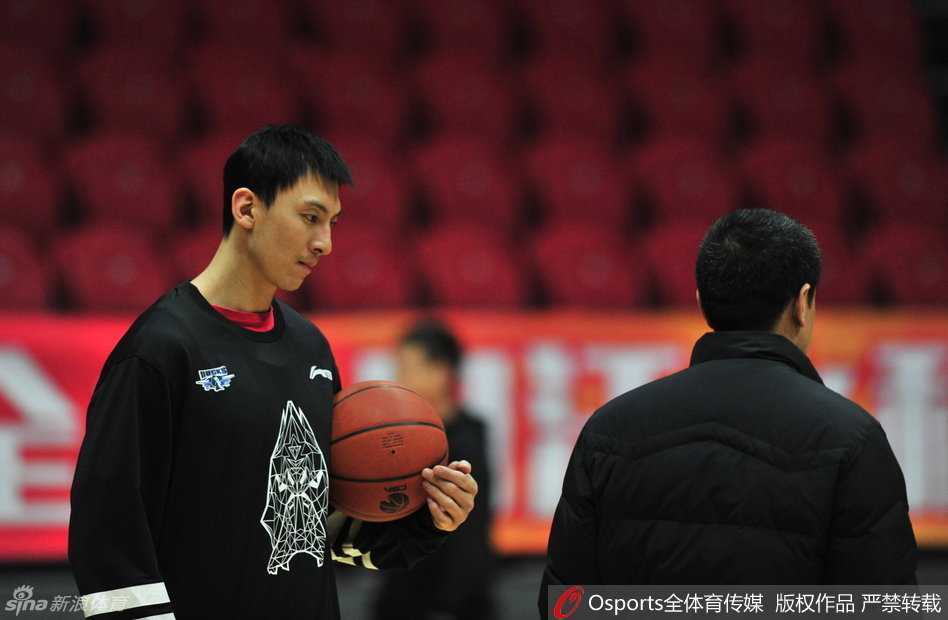 马布里在训练中运球突破，尽管膝盖有积液问题，但他的每一个动作依然充满爆发力和节奏感，展现出核心领袖的担当。