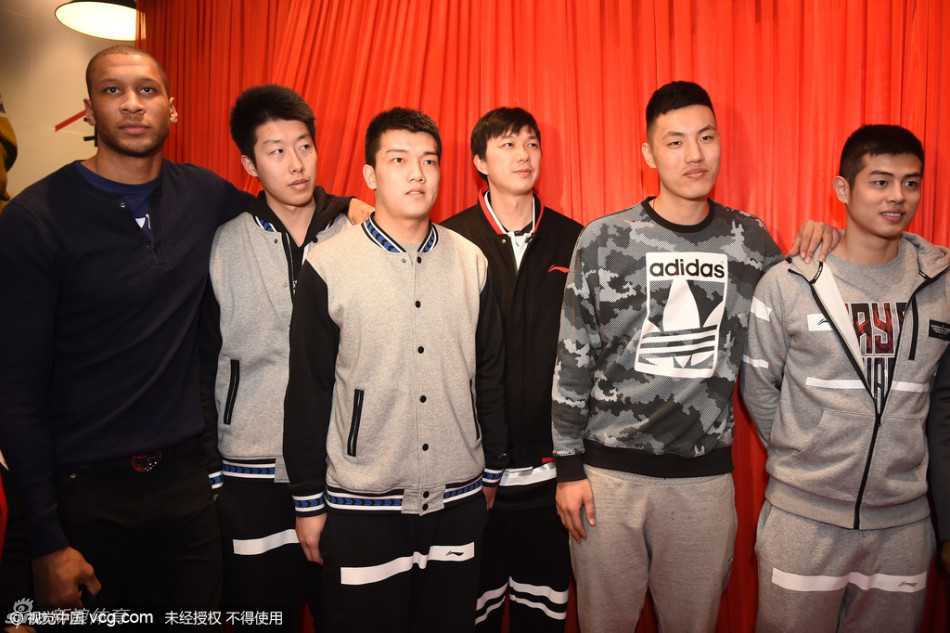 京城篮球传奇马布里与首钢众将的不了情缘 昔日的首钢兄弟们齐聚马布里之家,用最热烈的掌声和欢呼为他们的老大哥捧场,仿佛又回到了并肩作战的更衣室。