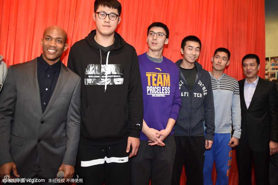 京城篮球传奇马布里与首钢众将的不了情缘 在记录着荣耀的博物馆内,昔日的冠军阵容成员张松涛仔细端详着展柜中的每一件藏品,那些奖杯和照片勾起了他对那段光辉岁月的无限回忆。