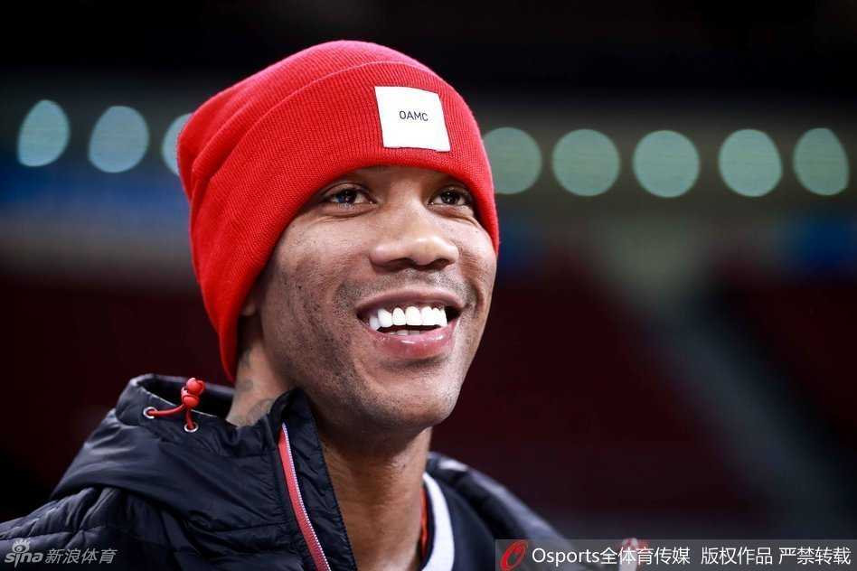 “马政委”场边凝神静气，双手抱球面带微笑，仿佛一切尽在掌握，他不仅是场上的尖兵，更是年轻球员心中最可靠的导师。