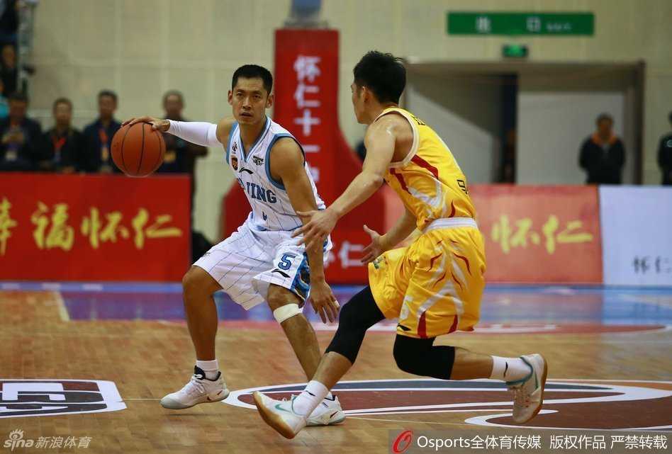 京城篮球烽火再燃:季前赛怀仁站首钢众将合力奏凯 翟晓川在高速运动中展现鬼魅传球功力,这一发行进间分球如手术刀般精准,瞬间撕破防守,彰显全能前锋本色。
