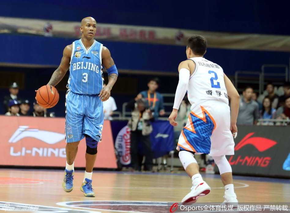 京城篮球的黄金记忆:那些年我们一起追过的北京首钢英雄 斯蒂芬·马布里弯弓搭箭,蓄势待发,经典的突破姿态仿佛要撕裂任何坚固的防守。