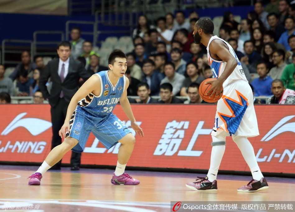 京城篮球的黄金记忆:那些年我们一起追过的北京首钢英雄 翟晓川目光如炬,持球快速穿越防线,骁勇善战的锋线尖刀直插对手腹地。