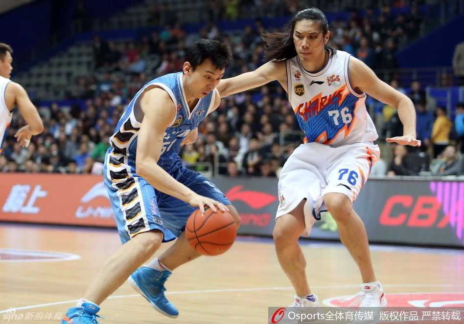 京城篮球的黄金记忆:那些年我们一起追过的北京首钢英雄 普莱斯外线发炮,皮球在空中划出优美弧线,精准制导的远投令防守者望尘莫及。