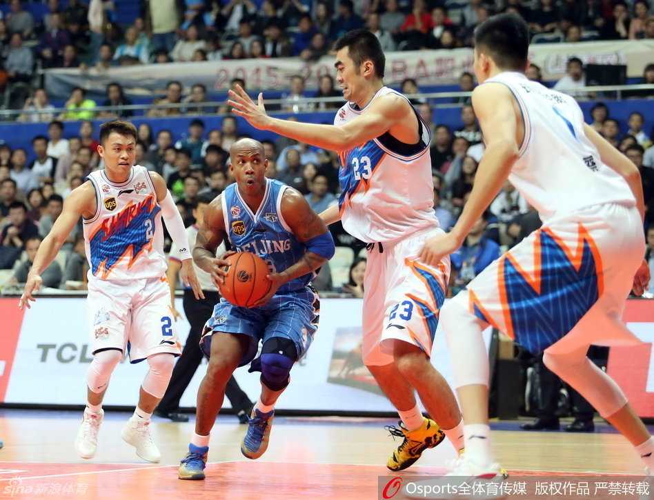 京城篮球的黄金记忆:那些年我们一起追过的北京首钢英雄 方硕如闪电般直杀篮下,空中对抗后柔和挑篮,展现“方超巨”的果敢与灵性。