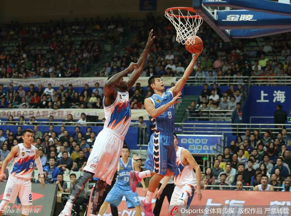 京城篮球的黄金记忆:那些年我们一起追过的北京首钢英雄 马布里与莫里斯双剑合璧,经典的挡拆配合再现江湖,这是北京篮球黄金时代的标志性画面。