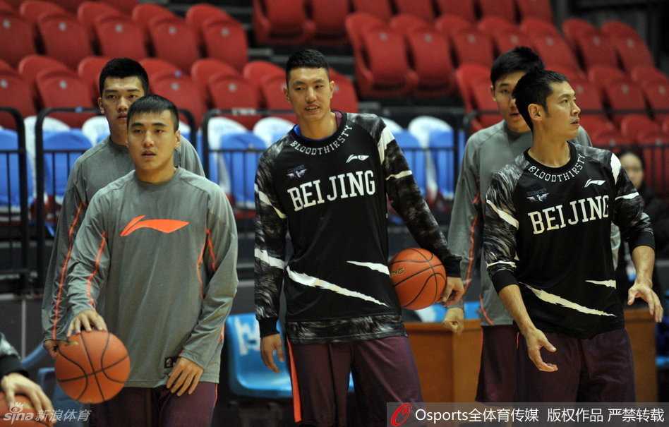 训练进入到个人投篮环节，老将张庆鹏站在三分线外，表情严肃认真，手起刀落，篮球在空中划出完美的弧线，他是年轻球员眼中最刻苦的标杆。