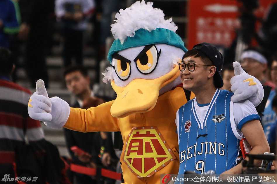 京城篮球记忆:大鹏现身五棵松,与“煎饼鸭”共度季后赛之夜 身披超人同款‘煎’字战袍的霹雳鸭,化身‘煎饼鸭’在球场边等待它的偶像,圆滚滚的身材里藏着满满的诚意。