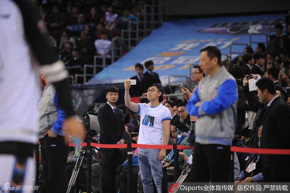 京城篮球记忆:大鹏现身五棵松,与“煎饼鸭”共度季后赛之夜 大鹏轻抚着‘煎饼鸭’毛茸茸的脑袋,一人一鸭头碰头,画面温馨又有趣,仿佛电影里的超级英雄在球场上找到了伙伴。