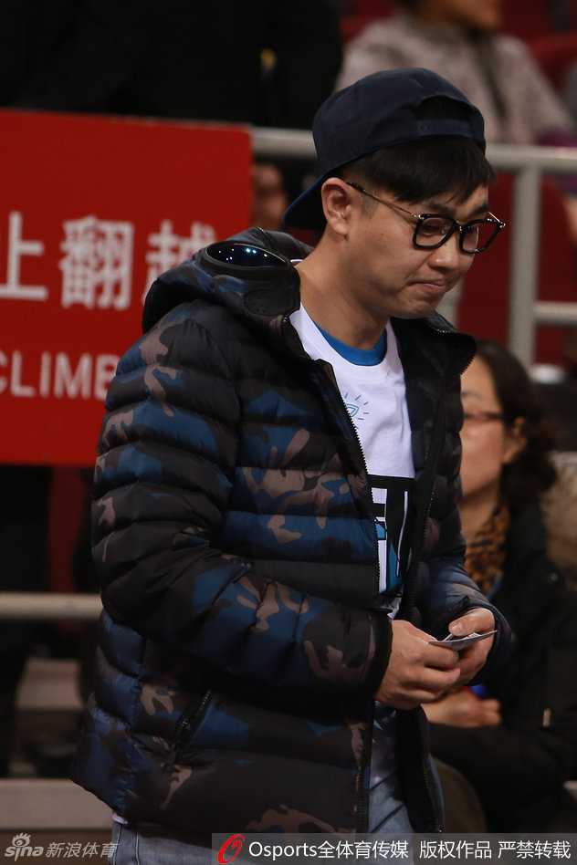 京城篮球记忆:大鹏现身五棵松,与“煎饼鸭”共度季后赛之夜 ‘煎饼鸭’殷勤地递上一件精心准备的球衣,大鹏双手接过,眼神里满是惊喜与珍惜,仿佛收到了一份无价的礼物。