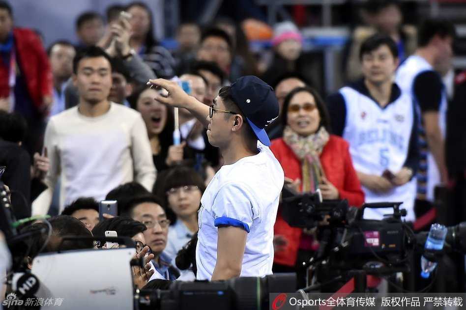 京城篮球记忆:大鹏现身五棵松,与“煎饼鸭”共度季后赛之夜 完成了赛场惊喜任务的‘煎饼鸭’和大鹏并肩而立,面向镜头留下合影,一个笑容灿烂,一个呆萌可爱,定格了这难忘的跨界之缘。