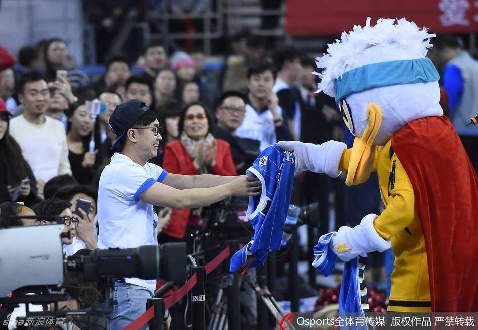 京城篮球记忆:大鹏现身五棵松,与“煎饼鸭”共度季后赛之夜 在全场观众羡慕的目光中,‘煎饼鸭’像个尽职的向导,紧紧跟随在大鹏身边,享受这属于他们俩的‘煎饼时刻’。