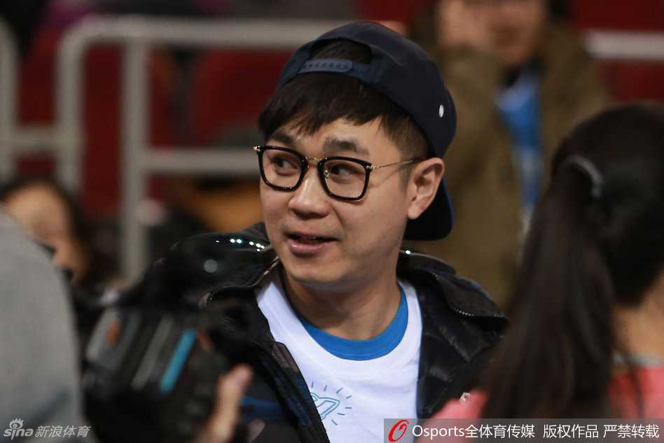 京城篮球记忆:大鹏现身五棵松,与“煎饼鸭”共度季后赛之夜 面对突然化身的‘煎饼鸭’,大鹏笑得合不拢嘴,双手紧紧握住那双毛茸茸的鸭掌,仿佛见到了失散多年的老友。