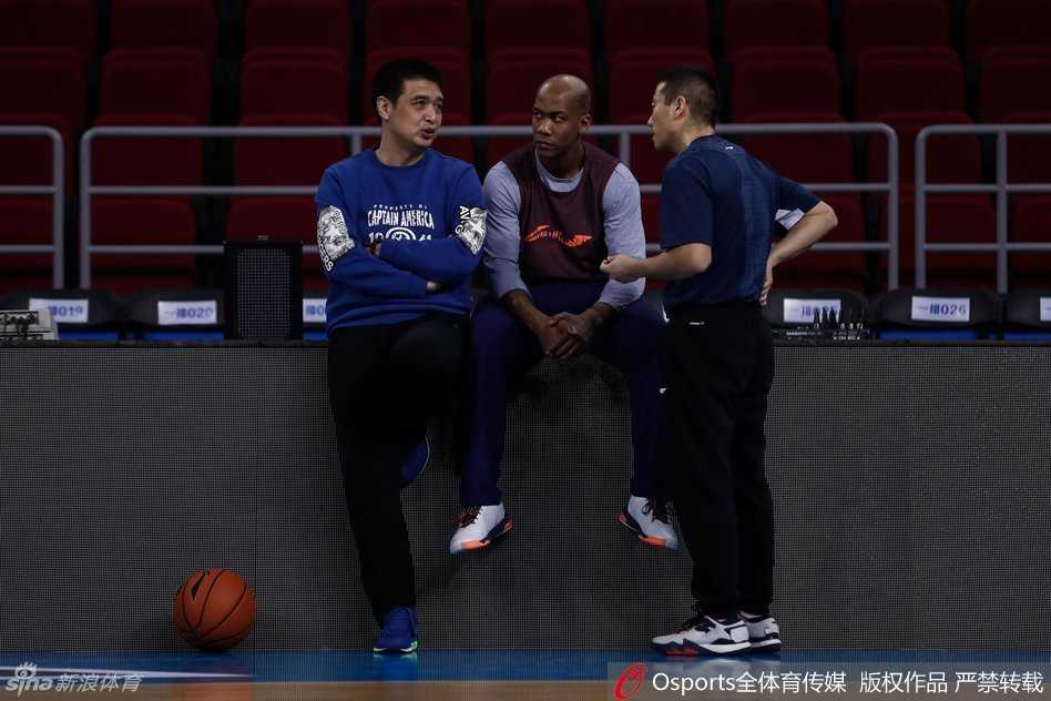 京城篮球记忆:镜头下的首钢众将,备战中的团结与笑颜 翟晓川侧耳倾听孙悦的战术分析,两位锋线核心的默契不仅在场上,更在日常的点滴交流中。