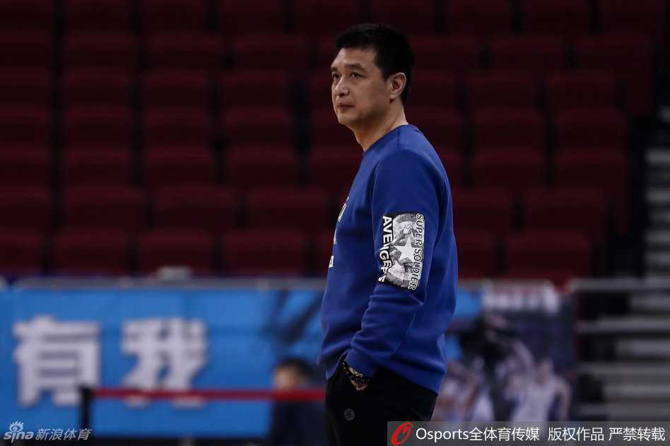 京城篮球记忆:镜头下的首钢众将,备战中的团结与笑颜 孙悦在三分线外稳稳出手,篮球划出优美弧线,训练中挥洒的汗水终将化为赛场上的得分利器。