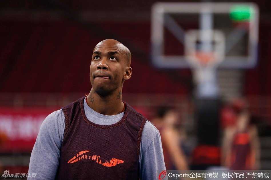 京城篮球记忆:镜头下的首钢众将,备战中的团结与笑颜 闵鹿蕾指导双手比划,正在对队员面授机宜,细节的打磨正是首钢队多年来保持竞争力的秘诀。