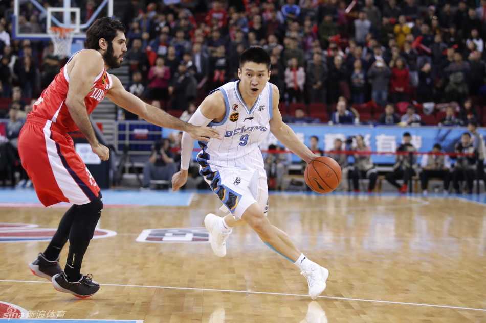 孙悦施展标志性的背后变向运球，如同一道黄色闪电晃过防守人，直杀内线。