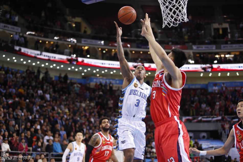 马布里面对防守悍将，眼神坚毅，利用节奏变化强行突破，撕开对手第一道防线。