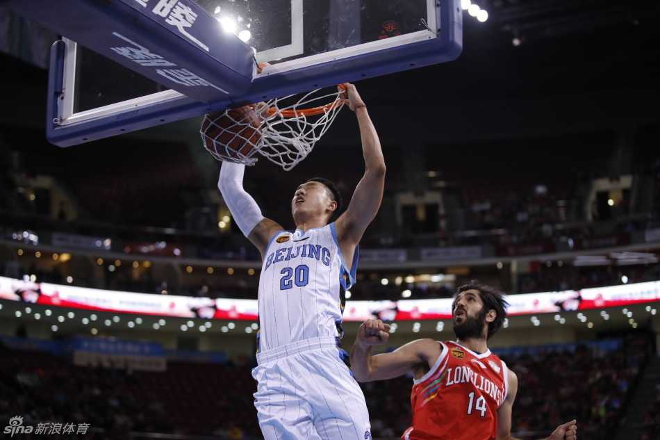 翟晓川如神兵天降，在对手头顶完成势大力沉的单手劈扣，整个球馆瞬间沸腾。