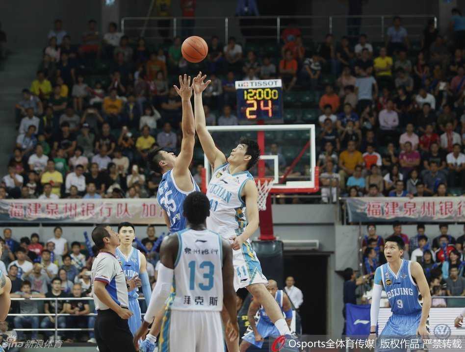 孙悦在弧顶指挥队友跑位，他那高大的身形和开阔的视野，完美诠释了组织核心的角色。