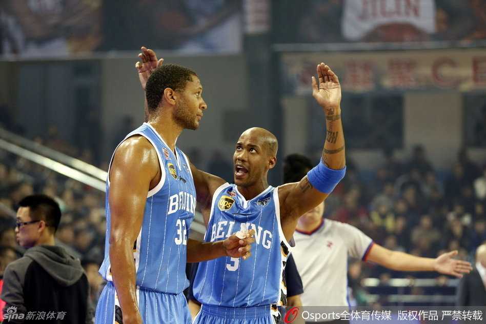 京城群星闪耀时:雾霾中的首钢悍将,老马莫里斯与孙悦的经典战役 裁判哨响后,吉喆面露惊讶与困惑,他激动地挥舞着双臂,对着裁判不停地解释着刚才的防守动作,身后的马布里和莫里斯则一脸严峻地望向同一个方向。