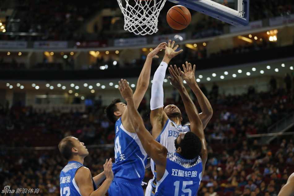 莫里斯在多人包夹之下依然强硬起跳，勾手投篮的瞬间，眼神里满是坚定与杀气。