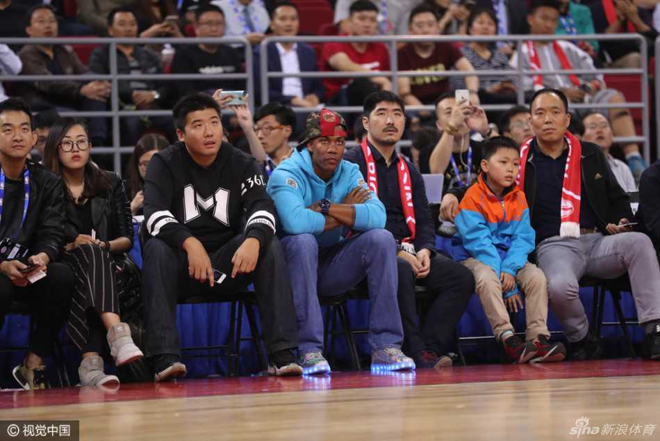 京城英雄场边坐 马布里五棵松静候新赛季 灯光璀璨的五棵松篮球馆内,马布里安静地坐在场边座椅上,眼神专注地凝视着赛场中央,仿佛在品味着昔日的NBA记忆。