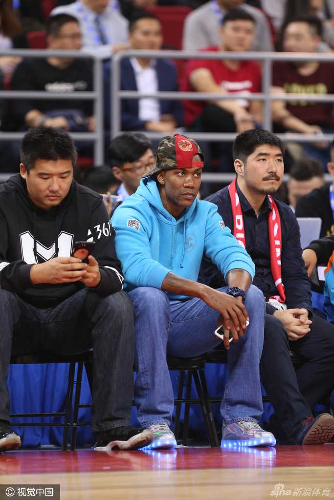 京城英雄场边坐 马布里五棵松静候新赛季 老马双手交叉置于身前,目光如炬地望向球场上的激烈拼抢,此刻他不仅是观众,更像一位在沉思的“政委”,琢磨着篮球的真谛。
