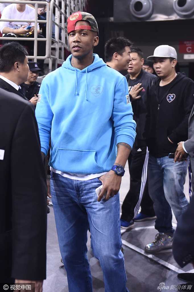 京城英雄场边坐 马布里五棵松静候新赛季 镜头拉近,马布里神情专注而沉静,眼神深邃似乎陷入了回忆,或许此刻他正回想起自己当年在NBA赛场征战的峥嵘岁月。