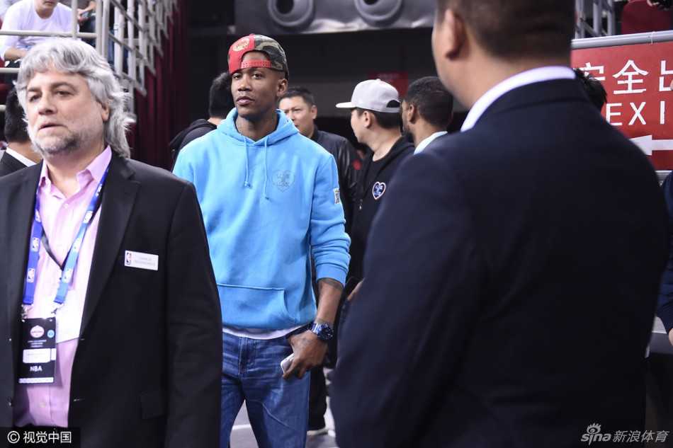 京城英雄场边坐 马布里五棵松静候新赛季 马布里站起身来,目光穿过人群寻找着什么,一身潮装让他显得格外有型,在人群中散发着独特的明星气质。