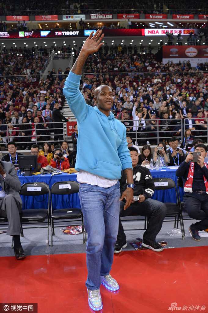 京城英雄场边坐 马布里五棵松静候新赛季 在人声鼎沸的五棵松体育馆内,马布里安静地坐在座位上,面带微笑,仿佛一位慈祥的长者正在欣赏一场由后辈们献上的精彩演出。