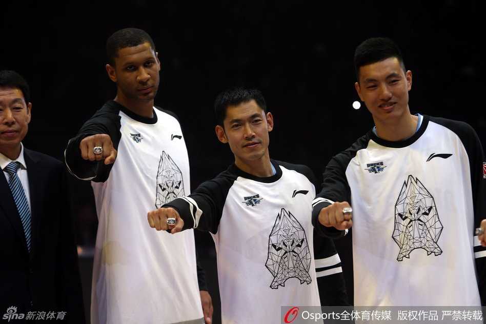 京城荣耀之夜:北京男篮加冕戒指,李宁赠靴启航新赛季 北京队核心球员孙悦在颁奖台上,手持总冠军戒指,目光坚定,身旁的朱彦西方硕等队友也沉浸在获得这份至高荣誉的喜悦之中。