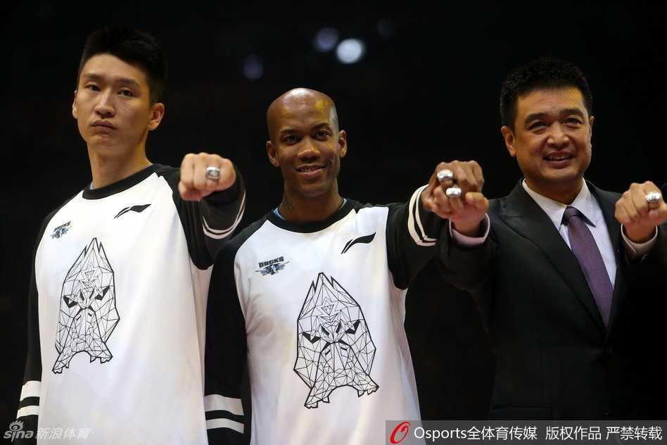 京城荣耀之夜:北京男篮加冕戒指,李宁赠靴启航新赛季 北京队核心外援马布里在比赛中运球突破,虽然身经百战,但面对新疆队的严密包夹,他依然拼尽全力,眼神中透露出不服输的斗志。