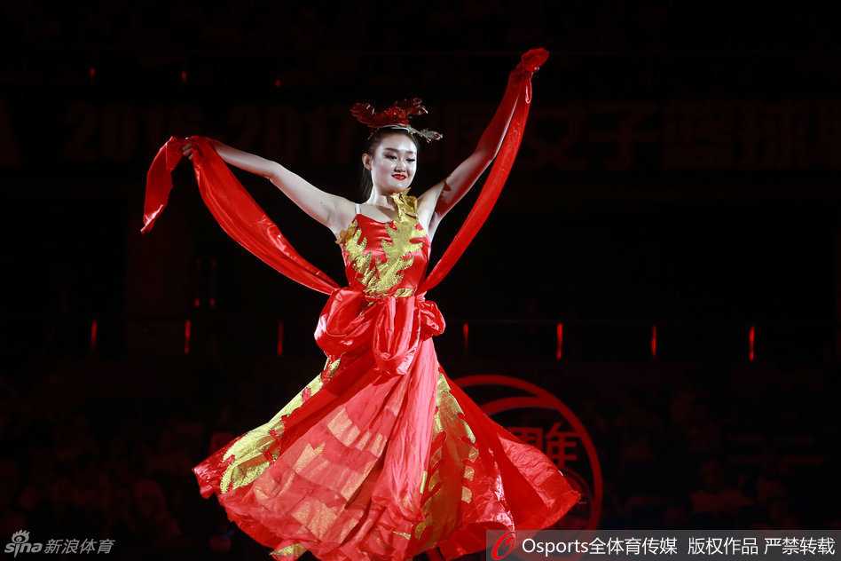 京城荣耀绽放新篇章:北京女篮加冕总冠军旌旗,揭幕战踏平辽宁豪取开门红 北京女篮队员们在取胜后激情庆祝,笑容绽放在每个人脸上,这场逆转胜为新赛季卫冕之路奠定坚实基础。