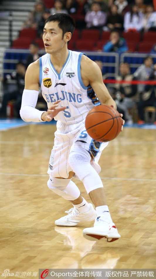 昔日搭档心有灵犀，哈提布在场上挥手指挥着队友跑位，而莫里斯则在身后随时准备接应，这无声的默契令人动容。